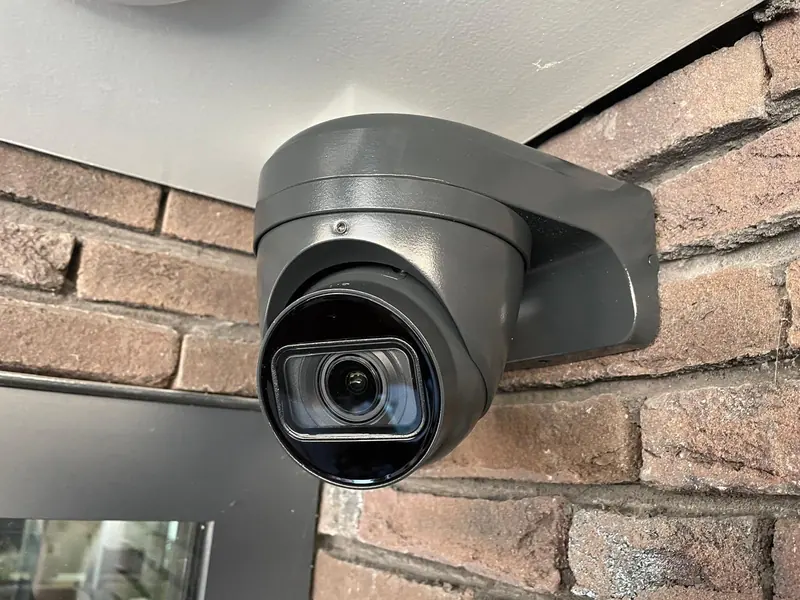Dome-camera aan een bakstenen gevel, aangelegd door Haagsma